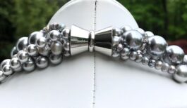 MIXED SIZES OF SILVER SHELL PEARLS IN MULTI-STRAND