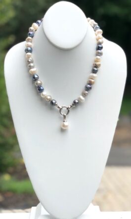 FRESHWATER PEARLS-BLACK AND WHITE