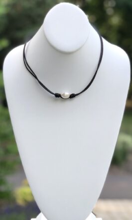 ELONGATED FRESHWATER PEARL, LEATHER