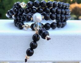 MALA BRACELET, WOODEN AND GLASS BEADS. SHELL PEARL ACCENT