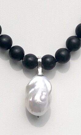 CLASSIC BLACK ONYX STONES, FRESHWATER BAROQUE PEARL